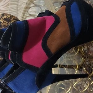 BRAND NEW MULTICOLORED BOOTIE SIZE 9.5